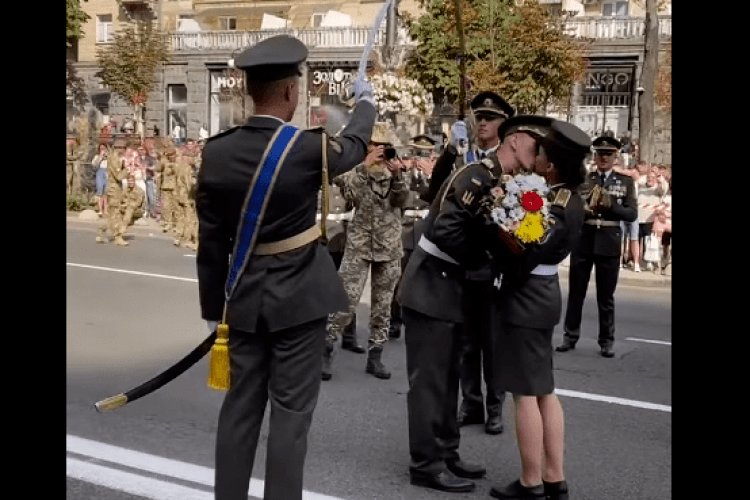 У Києві під час репетиції параду військовослужбовець освідчився коханій (Відео)