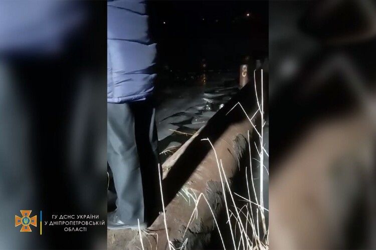 На Дніпропетровщині діти провалилися під лід, одна дівчинка загинула (Фото, відео)