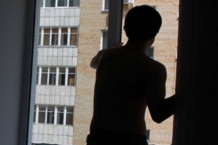 У Луцьку чоловік вистрибнув із вікна багатоповерхівки