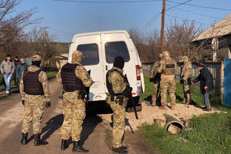У Криму тривають обшуки у кримських татар
