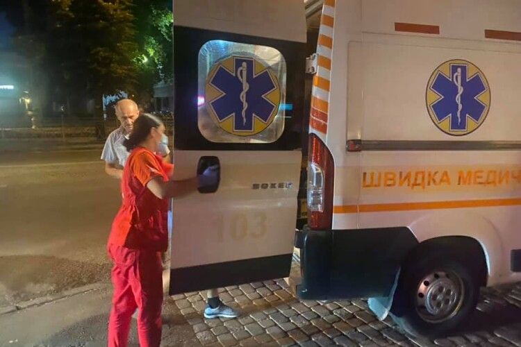 У центрі Рівного вночі велосипедист потрапив під колеса автомобіля