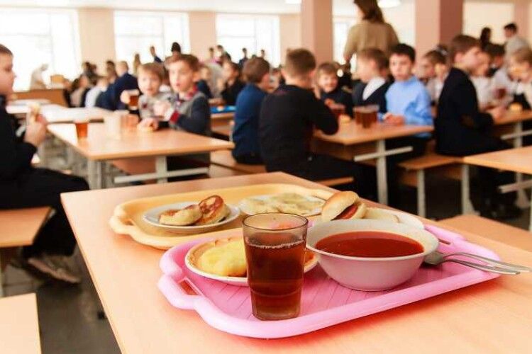 У Луцьку 9 категорій учнів безплатно харчуватимуть в школах 