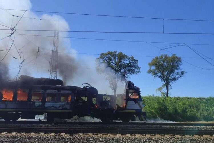 Росіяни вдарили дроном по потягу на Харківщині: шестеро постраждалих