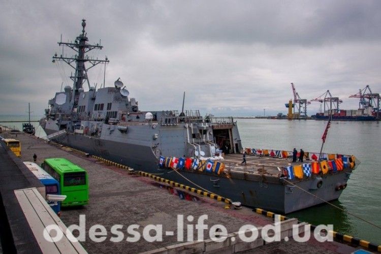 Американський військовий корабель у наших територіальних водах