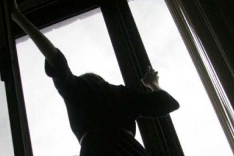 Неповнолітня вистрибнула з 13 поверху у Маріуполі, ймовірно виконуючи завдання квесту