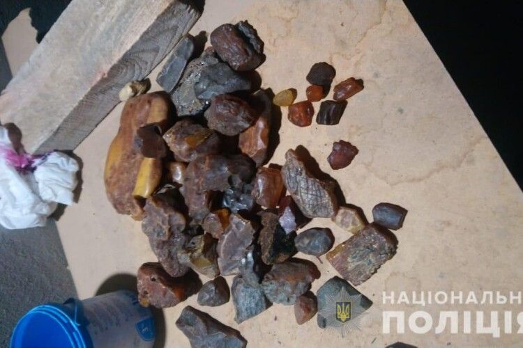 У Володимирці на Рівненщині копи влаштували грандіозну облаву на бурштинових ділків (Фото)