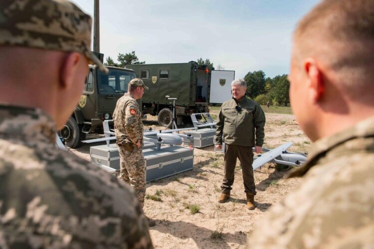 Крутим артилеристам – круті подарунки: Порошенко передав 43-й бригаді комплекс БПЛА Poseidon та автомобільну техніку