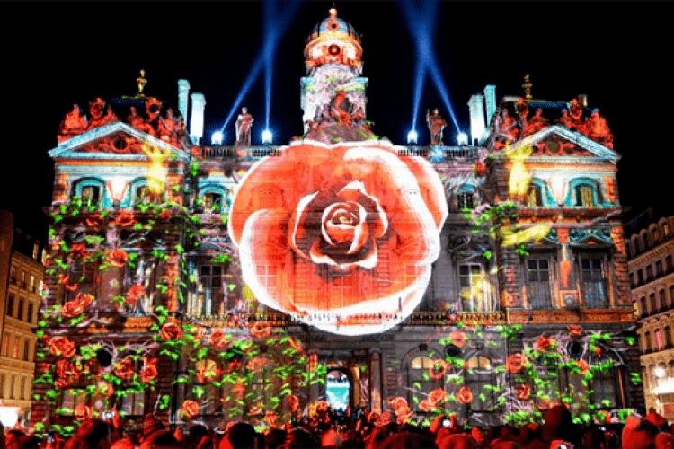 Фантастичний фестиваль світла: на будинках цвіли троянди (ФОТО, ВІДЕО)