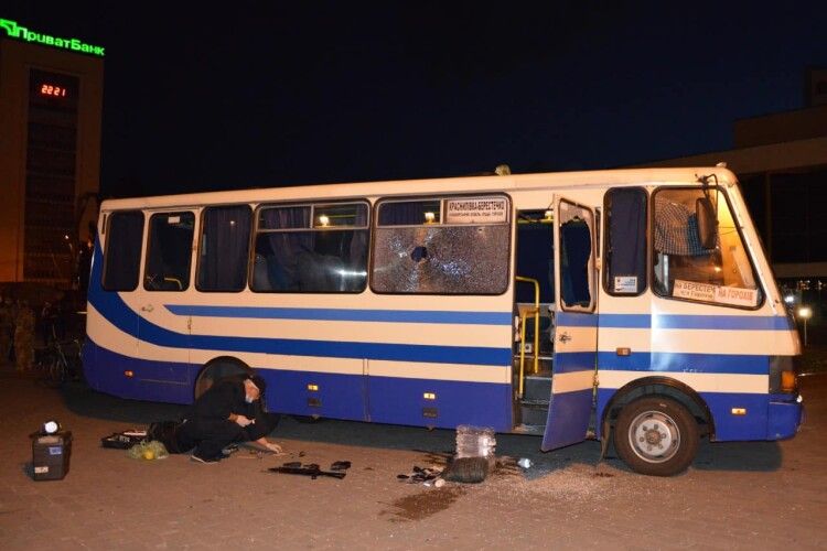 Поліцейські-криміналісти працювали всю ніч на місці, де терорист утримував заручників (Фото)