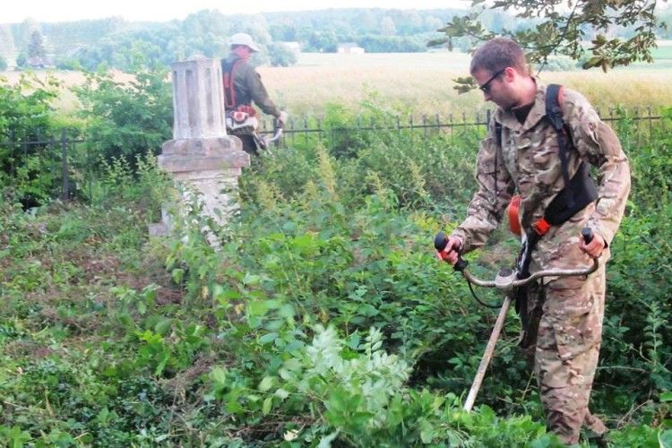 Волинська молодь продовжує відновлювати українські поховання у Польщі