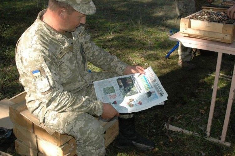 Голови Маневицької РДА та райради тренувалися в лісі разом з волинськими бійцями, а в перерві – читали «Волинь-нову»!