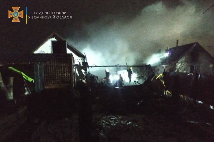 Вогонь поширювався на дві сусідні будівлі: вночі 19 рятувальників гасили пожежу в Луцьку (Фото)