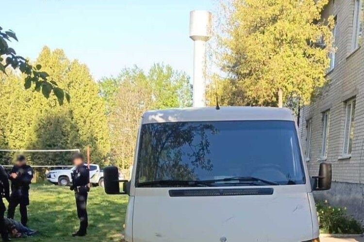 У Луцьку водій буса наїхав на поліцейського: порушника зупиняли зі стріляниною 