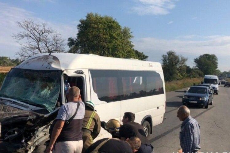 Маршрутка Дніпро – Кам’янське зіткнулася з мікроавтобусом: 10 постраждалих (фото, відео)