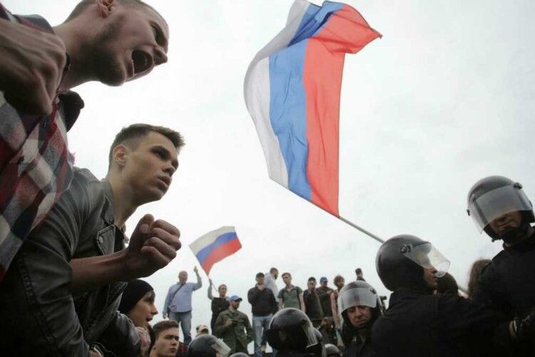 Знайшлися і не зовсім зазомбовані: серед молоді Росії активно поширюються антивоєнні настрої