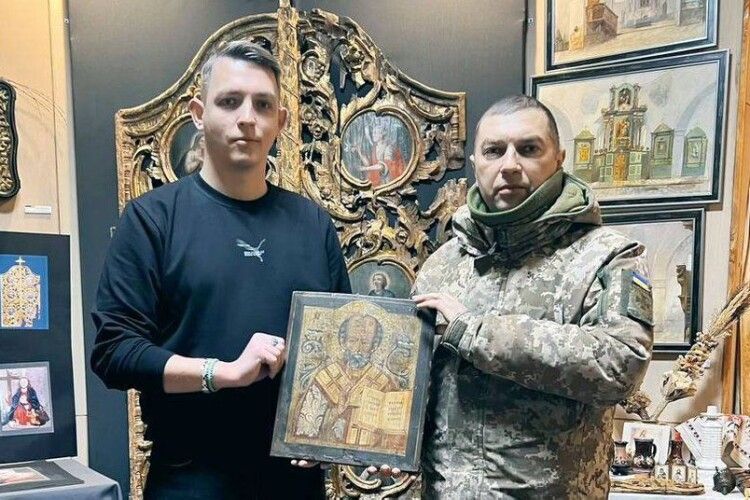 Військовослужбовець передав у музей на Волині ікону, врятовану з-під обстрілів на Донеччині