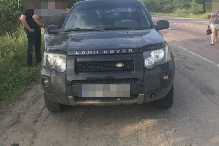 Зупинили джипа з бурштиновою начинкою