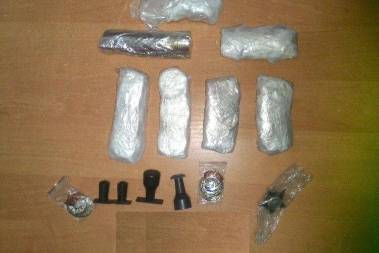 Мешканець Херсона намагався вивезти до окупованого Криму цінні нагороди (фото, відео)