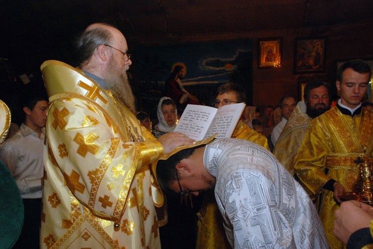 Владика Нафанаїл зняв персня з випускника Волинської духовної семінарії