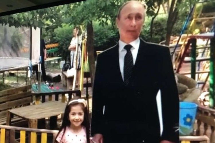 У Вірменії на дитячому майданчику встановили картонного Путіна