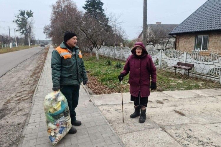 Чому в громаді під Луцьком роздавали жовті мішки (Фото)