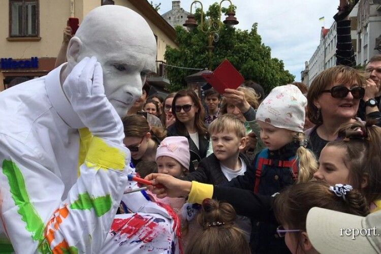 До Франківська з’їхалися живі скульптури з Європи (ФОТО)