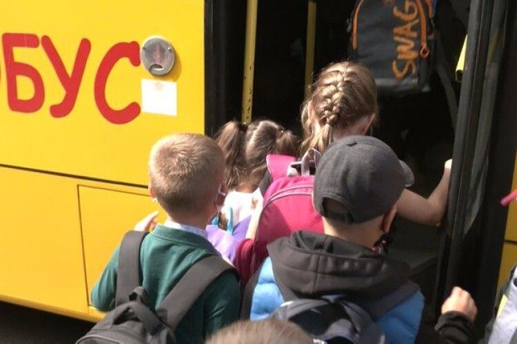 Шкільні автобуси на Волині: водіям доводиться робити кілька рейсів, щоб діти дотримувалися дистанції