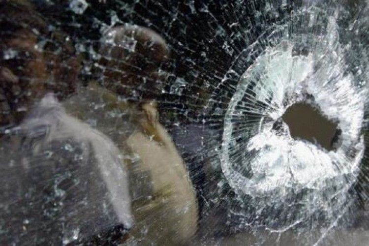 У Києві біля метро розстріляли пасажирський автобус