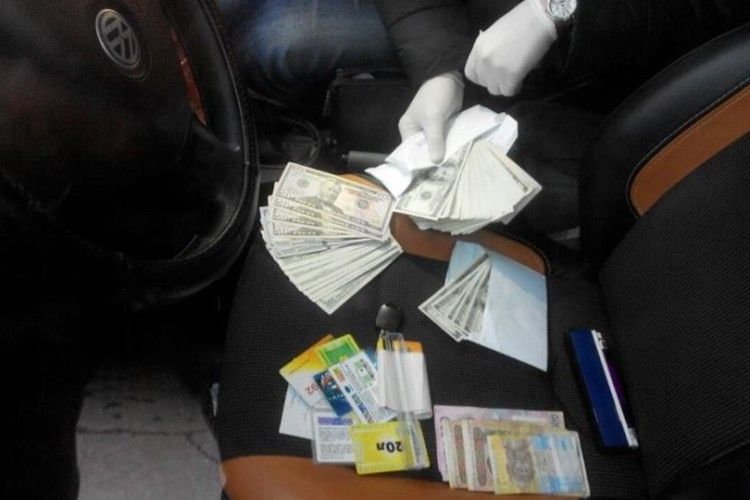 Військового комісара «взяли» під час одержання хабара