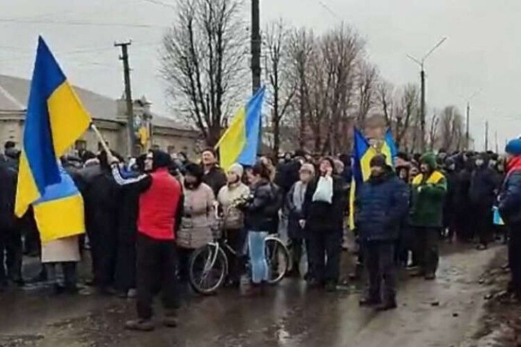 Луганщина: жителі Сватового заблокували окупантів та співають гімн України (Відео)