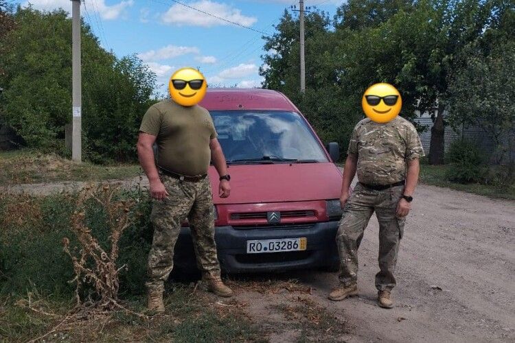 Волинська родина передала авто для земляків на фронті