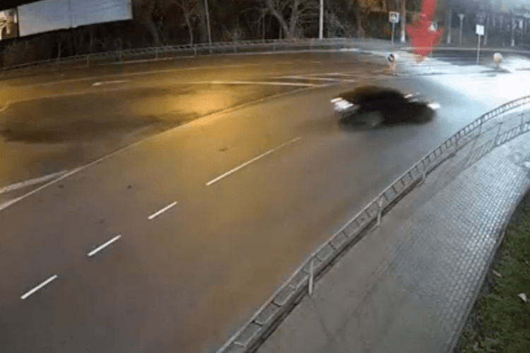У Луцьку водій БМВ переплутав педалі та злетів з дороги (Відео)