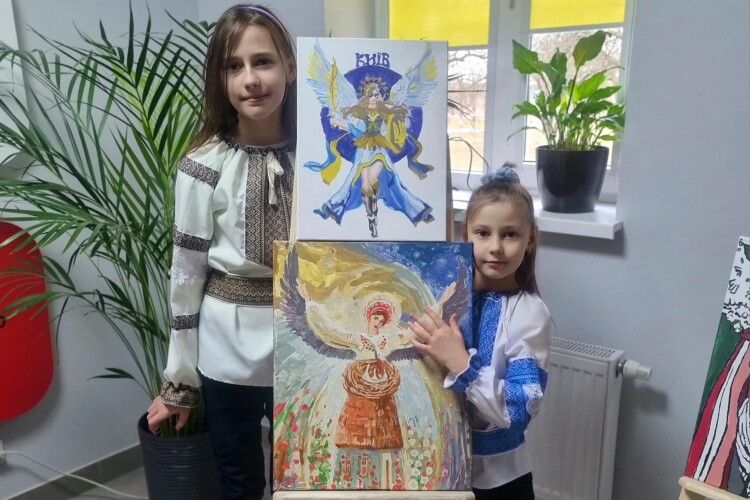 Донька полеглого Героя з Волині організувала благодійну виставку власних картин 