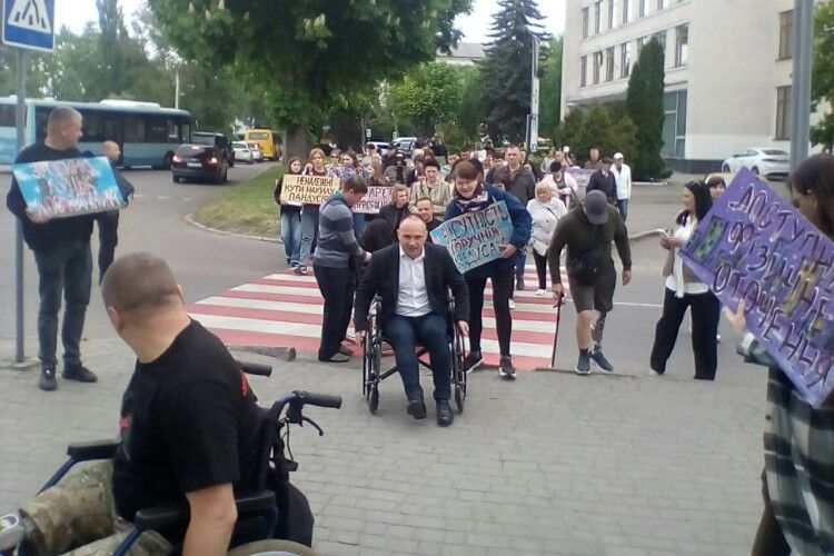 Волинські чиновники на собі відчули, як це рухатися у кріслі колісному по «горбистих» тротуарах…