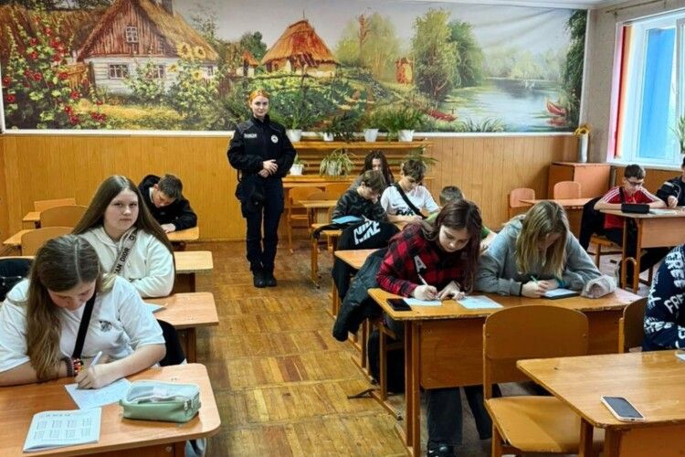 Обійми, що гріють серце: волинські правоохоронці із школярами долучилися до всеукраїнського проєкту (Фото)