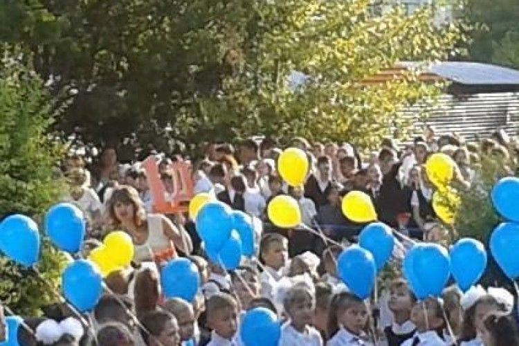 У Сімферополі діти прийшли на перший дзвоник із жовто-блакитними кульками 