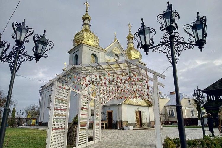 Біля Свято-Георгієвського храму до Великодня з'явилася цікава фотолокація