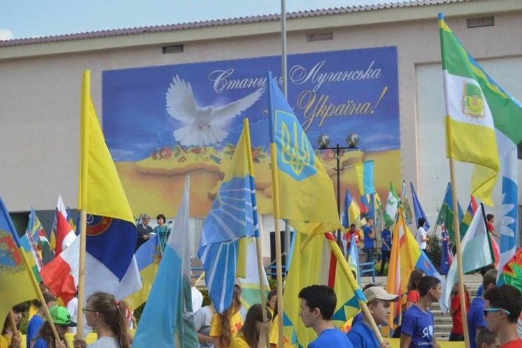 Волинські військові святкують День Державного Прапора і у Володимирі – і в Станиці Луганській (фото)
