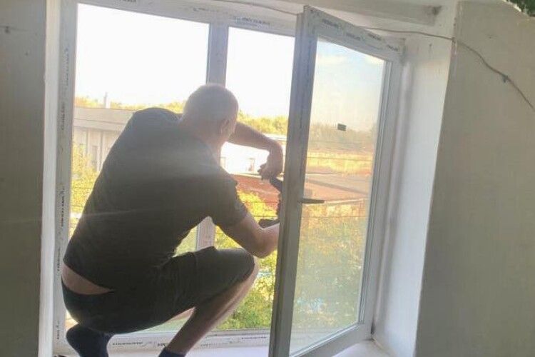Повідомили, у скількох квартирах у Рівному замінять вікна після ракетного обстрілу