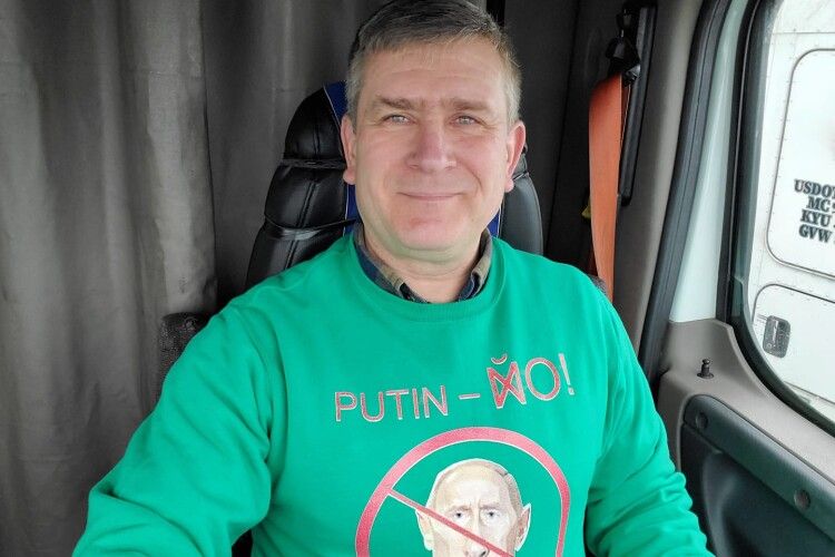 Далекобійник із Донецька співає сатиричні пісні про Путіна і викладає їх у YouTube