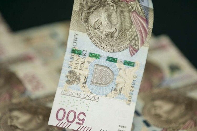 Польща припинить допомогу українським біженцям наступного року