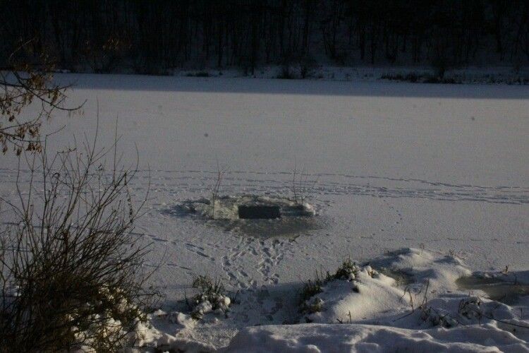 На Волині рибалка провалився під лід і втопився