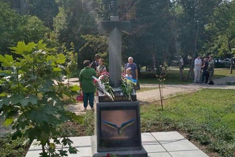 У Києві відкрили пам’ятник ветеранам АТО у вигляді меча в карті Росії 