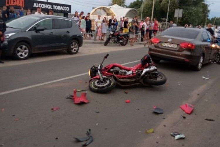 На Світязі – аварія за участю мотоцикла: двох потерпілих госпіталізували