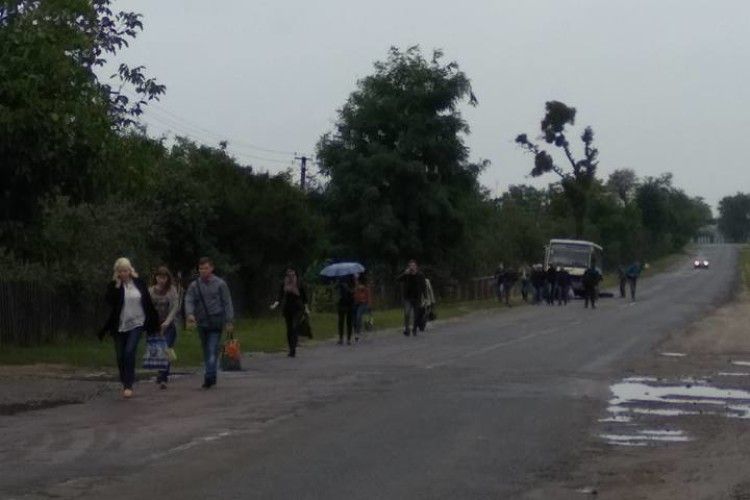В Копачівці в маршрутки повної людей на ходу відвалилось колесо!!!