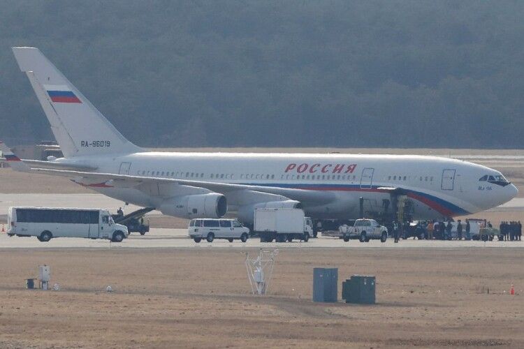 «Спеціальний виняток»: США дозволили літаку РФ вивезти російських дипломатів