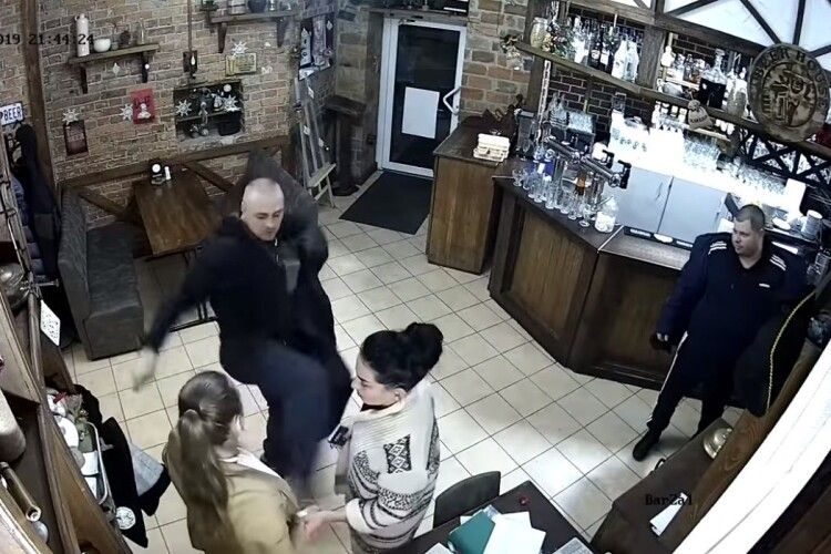 Охоронець Киви напав на офіціантку і погрожував перерізати їй горло (Відео)