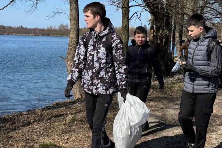 50 мішків сміття: шацькі ліцеїсти очистили береги двох озер (Фото)