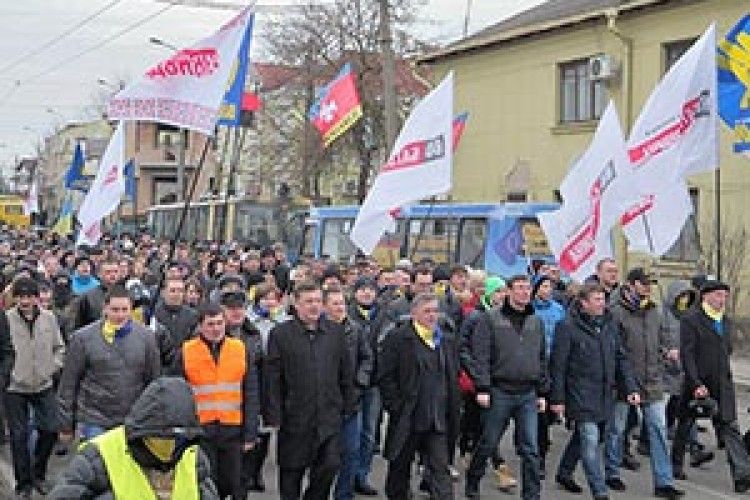 НАРОДНЕ ВІЧЕ У ЛУЦЬКУ «ПЕРЕДАЛО ПРИВІТ» ВОЛИНСЬКИМ НАРДЕПАМ