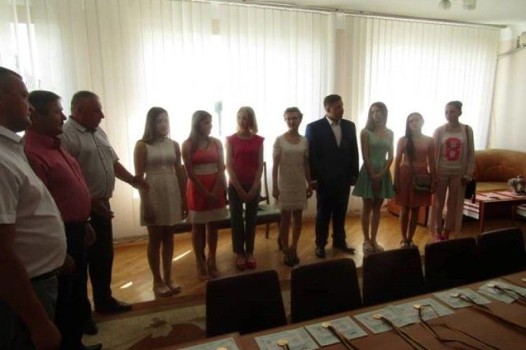 Голова райдержадміністрації запросив усіх випускників-медалістів району у свій кабінет (Фото)